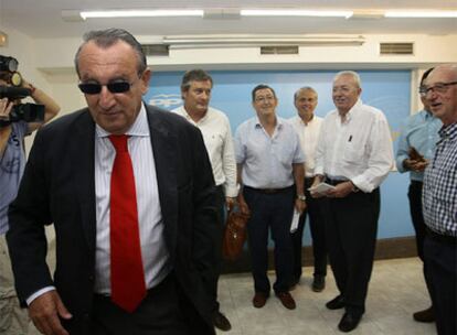 Carlos Fabra, ayer, con varios senadores valencianos del PP, a los que  reunió en Castellón.