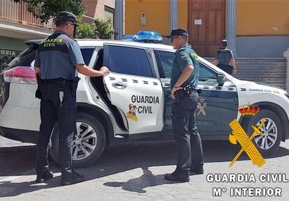 Una patrulla de la Guardia Civil en Almería, en una imagen de archivo.
