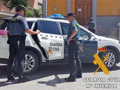 Una patrulla de la Guardia Civil en Almería, en una imagen de archivo.