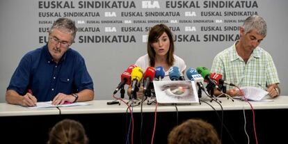 El Secretario General del sindicato ELA, Adolfo Muñoz (izqu.), junto a Janire Landaluze y Mikel Nova en la presentación del informe