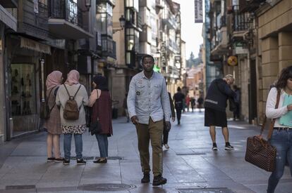 Soria no es la única región que pide trabajadores. En Granada, esta semana, los agricultores se quejaban de la dificultad para encontrar “mano de obra legal”; en Cantabria, los hosteleros quieren formar camareros en Perú porque aseguran que no consiguen interesados en servir mesas; los empresarios del transporte de mercancía y pasajeros llevan años con la misma reclamación… Desde el Ministerio de Trabajo advierten de que si las condiciones fuesen mejores, se cubrirían más fácilmente los puestos.