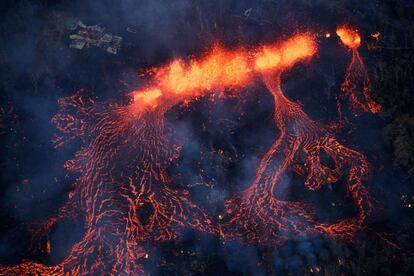 Vista aérea de la actividad volcánica tras la erupción del volcán Kilauea en Pahora, Hawái, el 6 de mayo de 2018.