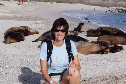 La autora de la carta, entre los lobos marinos que ocupan una playa de la isla de San Cristóbal, en el archipiélago ecuatoriano.