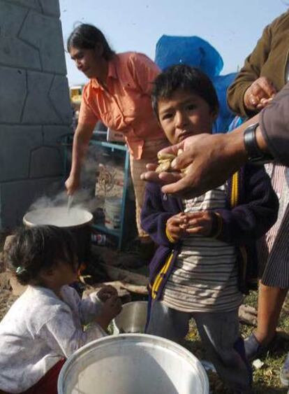 Una familia afectada por el terremoto en Pisco prepara la comida.