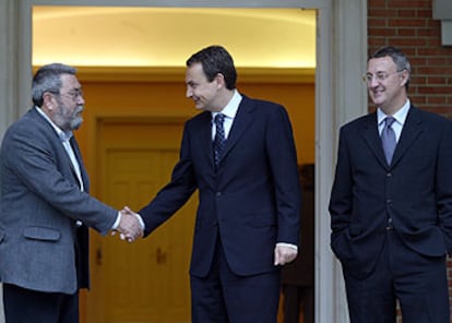 Cándido Méndez y José Luis Rodríguez Zapatero se estrechan la mano en presencia de Jesús Caldera.