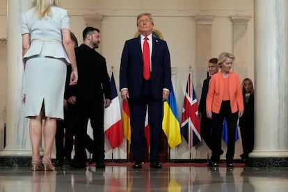 Trump y Von der Leyen se dirigían el lunes a posar para la foto de grupo en la Casa Blanca. A la derecha de Trump, el presidente ucranio, Volodímir Zelenski, y tras Von der Leyen, el presidente francés, Emmanuel Macron, y la primera ministra italiana, Giorgia Meloni.
