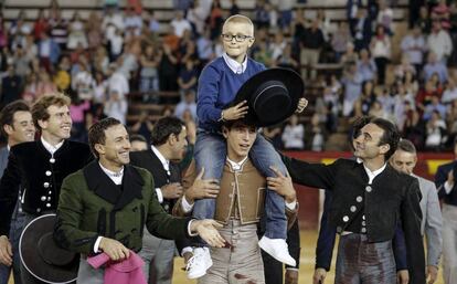 Adrián, niño de ocho años con cáncer, llevado a hombros por los toreros que participaron ayer en su homenaje en Valencia, en la plaza de toros.