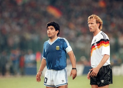 Brehme, junto a Diego Maradona, en la final del Mundial 1990 entre Argentina y Alemania.