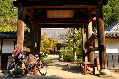 Cuando uno se desvía de la ruta principal se puede encontrar con maravillas como el templo Tentoku-ji, en Okusa.