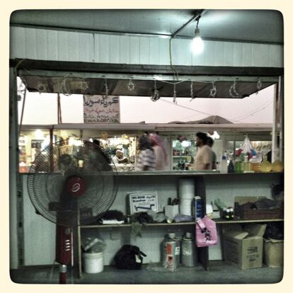 Samar fotografía para su colección 'Personal' el interior de un pequeño negocio en el campamento al anochecer.