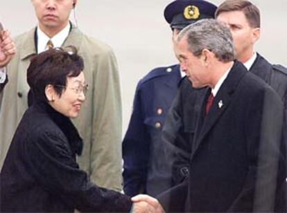 George Bush es recibido por la ministra de Asuntos Exteriores de Japón, Yoriko Kawaguchi, a su llegada a Tokio