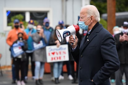 El candidato presidencial demócrata Joe Biden habla con sus seguidores al llegar a Scranton, Pensilvania, este martes. 