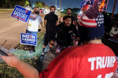 Los partidarios de Biden se enfrentan a un partidario de Trump fuera de un sitio de votación, en Houston, Texas.