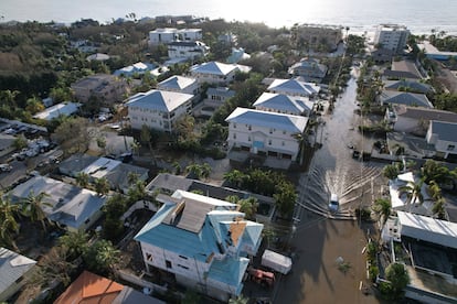 Un camión circula por una calle inundada en Siesta Key, Florida, tras el paso del huracán Milton, el 10 de octubre de 2024.