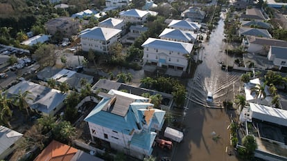 Un camión circula por una calle inundada en Siesta Key, Florida, tras el paso del huracán 'Milton', en octubre de 2024.
