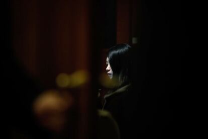 Un familiar de algún pasajero del vuelo MH370 desaparecido cuando volaba de Kuala Lumpur a Pekín espera noticias en un hotel.
