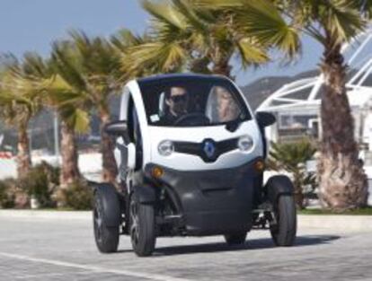 Paseo de exhibición de un Twizy en la isla de Ibiza.