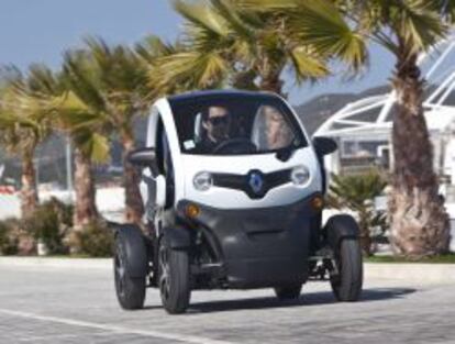 Paseo de exhibici&oacute;n de un Twizy en la isla de Ibiza.