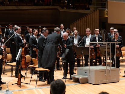 Daniel Barenboim saluda a Volkhard Steude, concertino de la Filarmónica de Viena, en la Philharmonie el pasado miércoles.