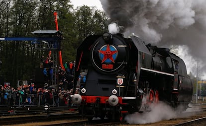 Una locomotora de la República Checa circula durante el 24º desfile anual alrededor de Wolsztyn (Polonia).