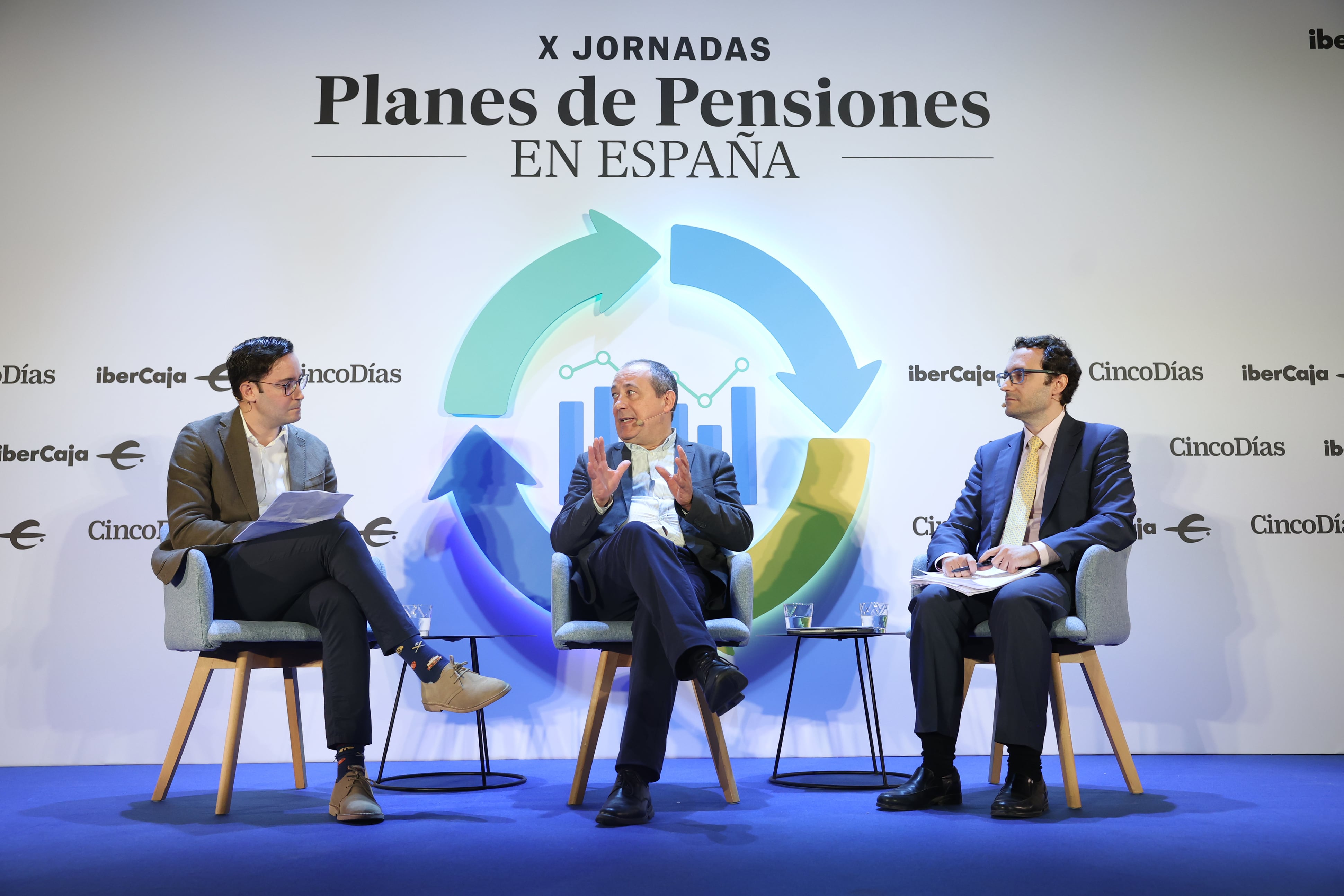 Gorka R. Pérez, redactor de Economía ElPaís, junto a Carlos Bravo, secretario de Protección Social y Políticas Públicas en CC OO, y Francisco Vidal, director de Economía y Políticas Sectoriales de Cepyme.