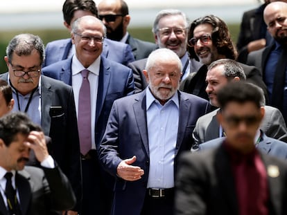 El presidente electo, Lula da Silva, rodeado de futuros ministros y colaboradores, el pasado 22 de diciembre en Brasilia.