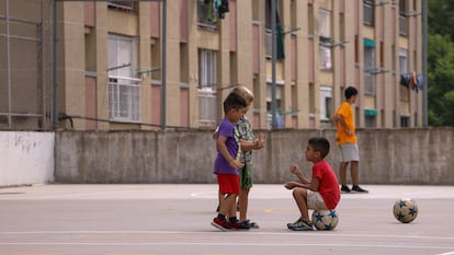 Unos niños juegan en el patio de un colegio.