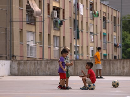 Unos niños juegan en el patio de un colegio.