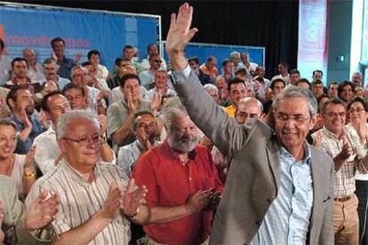 El líder del PSdeG, Emilio Pérez Touriño, con representantes sindicales en el Palacio de Congresos de Santiago.