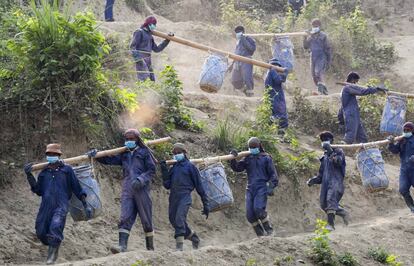 Un grupo de refugiados traslada los residuos de las letrinas del campo de Unchiprang para su reciclaje mediante un programa de la ONG Solidarités. Hay unas 40.000 letrinas para más de 800.000 acogidos.