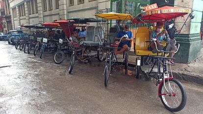 Varios conductores de bicitaxis esperan clientes en La Habana (Cuba).