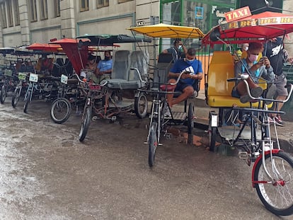 Varios conductores de bicitaxis esperan clientes en La Habana (Cuba).