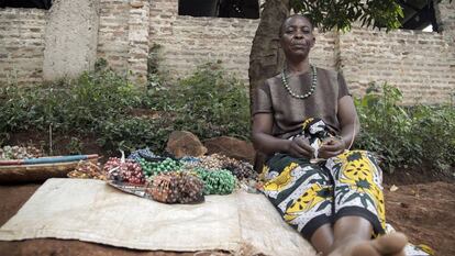 Esther Atieno vende en Kisumu (Kenia) los abalorios que fabrica ella misma.