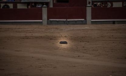 Una montera, sobre el ruedo de la plaza de Las Ventas.