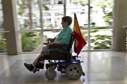 Mariano lleva 40 años ingresado en Fontilles. Tiene tres hijos y nueve nietos que van a visitarle con regularidad. La enfermedad le ha dejado secuelas en manos y piernas que también afectan a su movilidad pero pese a todo asegura ser muy feliz viviendo aquí.