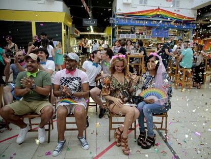 Parejas participantes en una boda multitudinaria, interracial e intercultural en el Mercado de San Fernando.