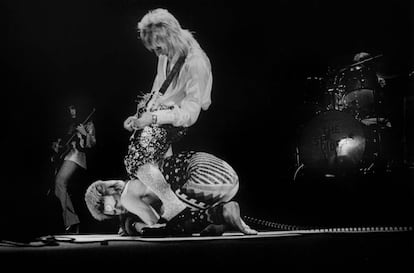 David Bowie se arrastra ante Mick Ronson en un concierto en Londres en mayo de 1973.