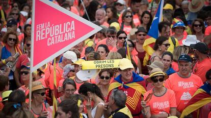 Ciudadanos catalanes participan a la Diada de 2018.