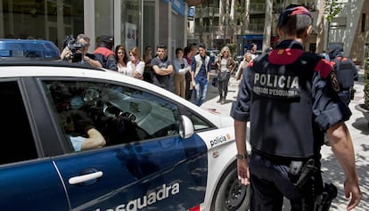 Registro en el domicilio de un detenido por el asesinato de Comas. 