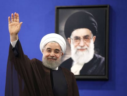Rohani saluda tras dar el discurso para hablar de su victoria, el sábado en Tenerán.