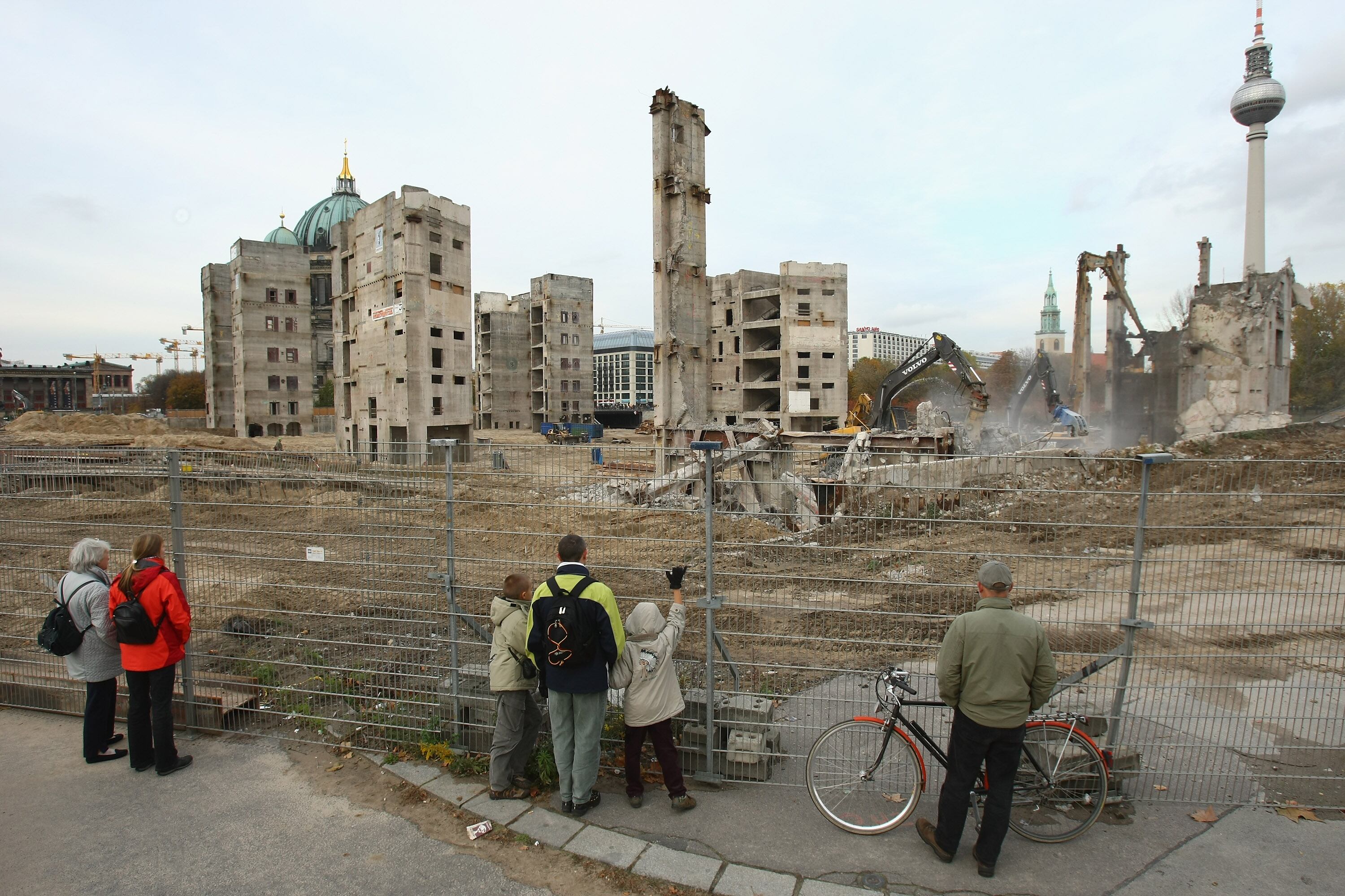 El palacio comunista que se vino abajo y otros escombros: qué hace Berlín con los edificios y monumentos de la RDA