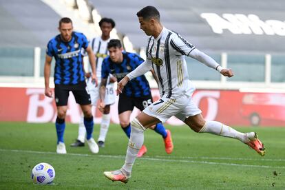 Cristiano marca el primer gol del partido ante el Inter de penalti.