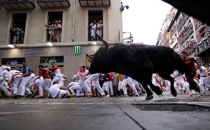 Los toros de la ganaderia salmantina de Puerto de San Lorenzo han protagonizado el primer encierro de estos Sanfermines 2018.