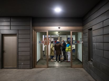 Dos pacientes a su llegada al Punto de Atención Continuada de Pirámides, en Madrid.