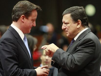 David Cameron habla con José Manuel Durão Barroso, presidente de la Comisión, durante la segunda jornada de la cumbre.