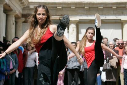 Un momento del espectáculo <b><i>Let&#39;s use the music and dance</b></i>, que inauguró el sábado el festival Cádiz en Danza en el mercado central.