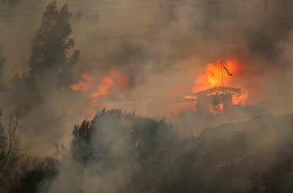 Casas ardiendo en Viña del Mar, el 3 de febrero de 2024.