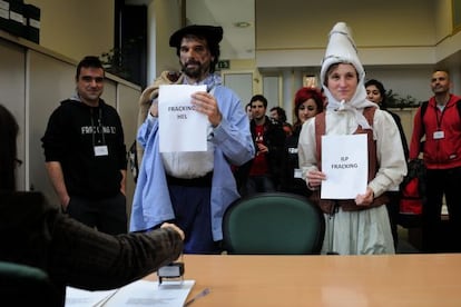 Miembros de la plataforma contra el fracking, cuando presentaron la ILP en diciembre de 2013