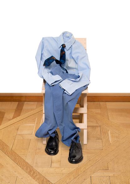 'El hombre desaparecido de los pantalones'. Así se muestra un viejo conjunto/uniforme del historiador en su última muestra en la ITS Arcademy de Trieste.