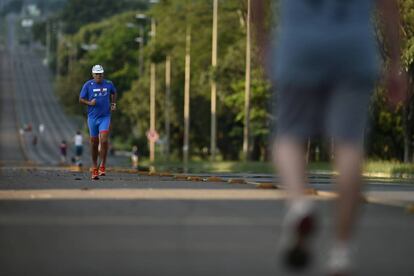 Medir os passos que damos pode ser uma boa maneira de controlar nosso exercício.